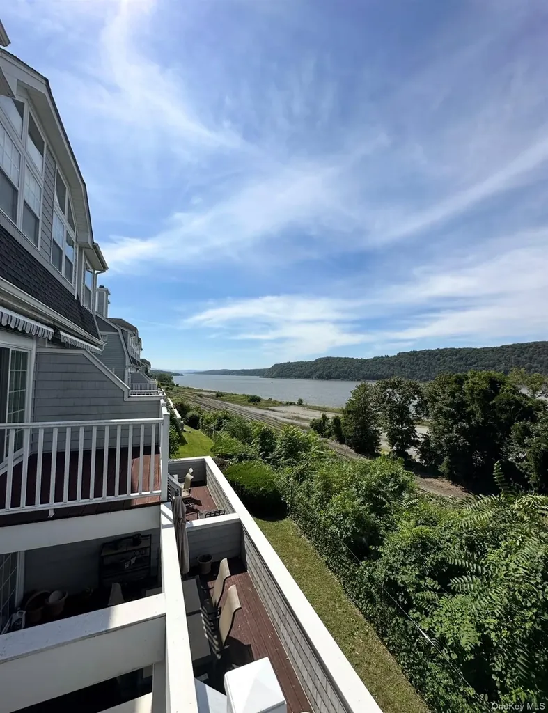 213 River View Drive Poughkeepsie NY 12601