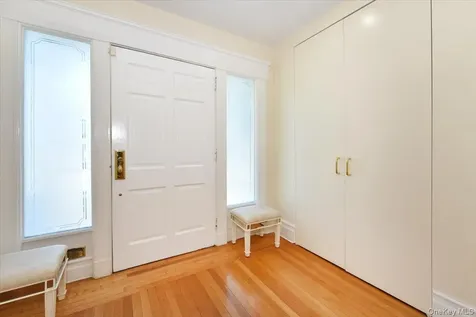 9 Nassau Drive Great Neck NY 11021