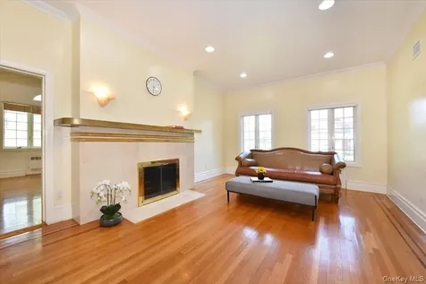 9 Nassau Drive Great Neck NY 11021