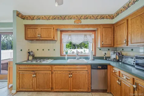 7 Elmwood Road Deer Park NY 11729