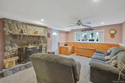 7 Elmwood Road Deer Park NY 11729