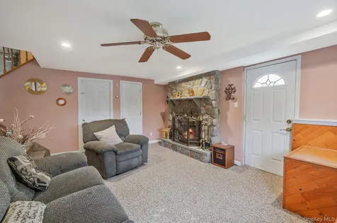 7 Elmwood Road Deer Park NY 11729