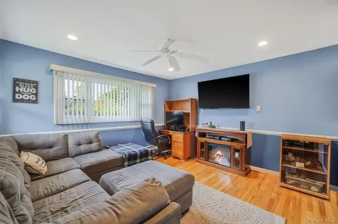 7 Elmwood Road Deer Park NY 11729