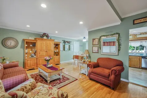 7 Elmwood Road Deer Park NY 11729