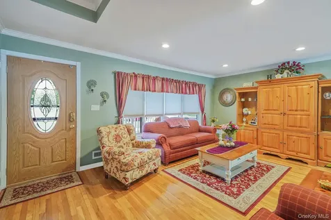 7 Elmwood Road Deer Park NY 11729