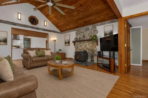 18 Military Lane Gardiner NY 12525