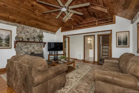 18 Military Lane Gardiner NY 12525