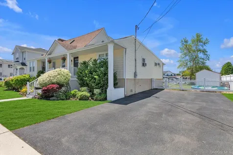 52 Bayview Avenue Babylon NY 11702