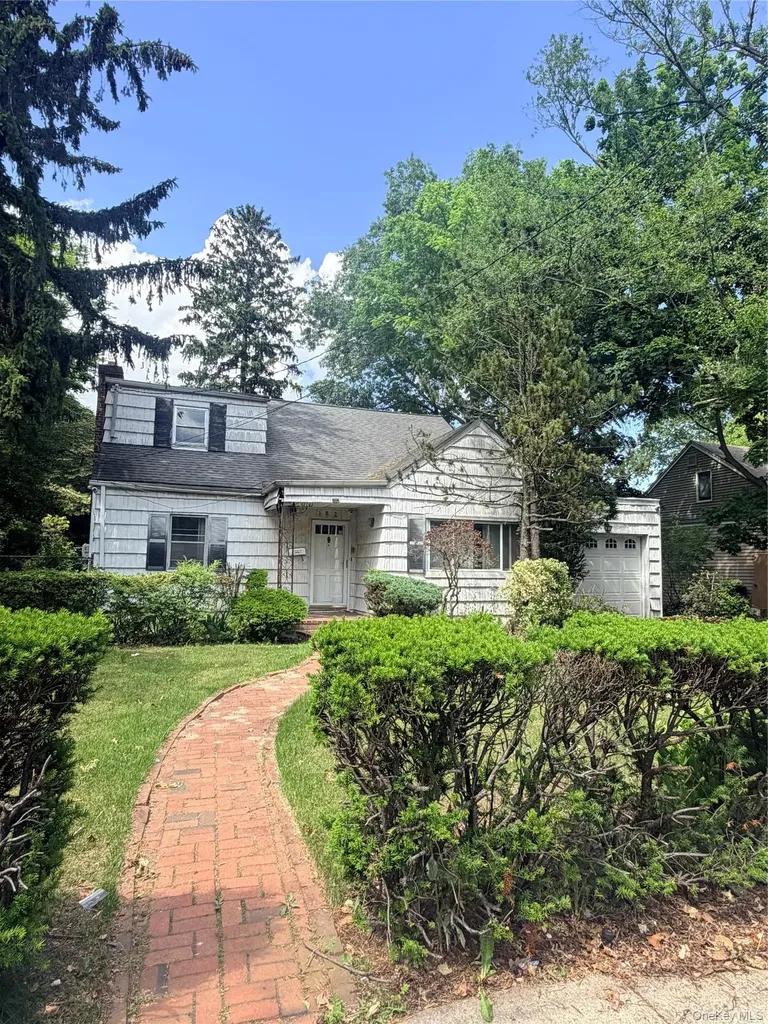182 E Rockaway Road Hewlett NY 11557