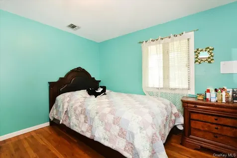 22 Chatham Road Commack NY 11725