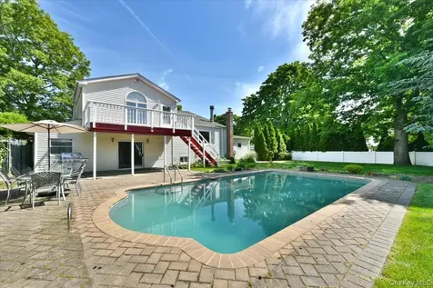 22 Chatham Road Commack NY 11725