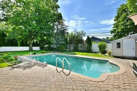 22 Chatham Road Commack NY 11725