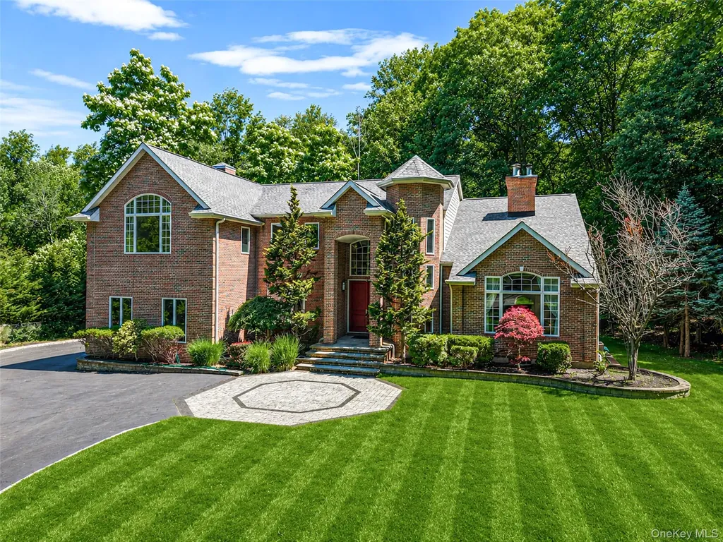 589 Landing Avenue Smithtown NY 11787