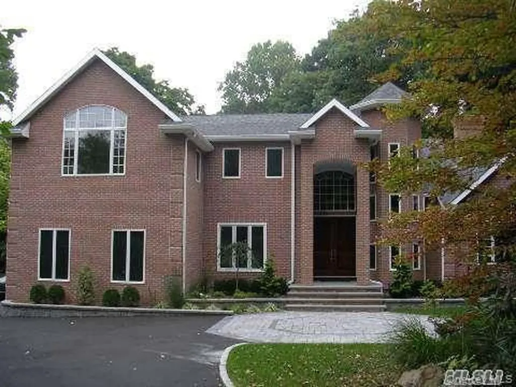 589 Landing Avenue Smithtown NY 11787