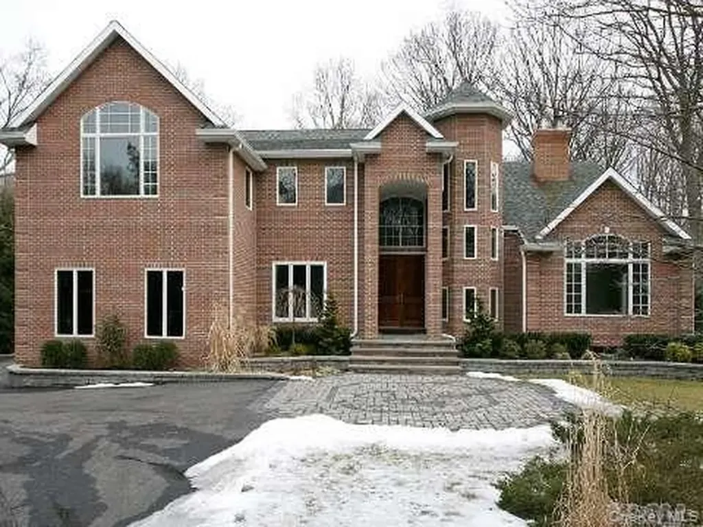 589 Landing Avenue Smithtown NY 11787