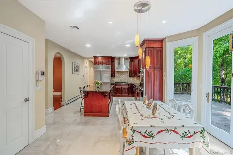 589 Landing Avenue Smithtown NY 11787