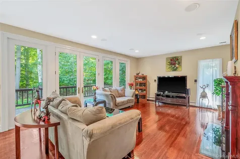 589 Landing Avenue Smithtown NY 11787