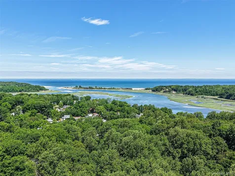 589 Landing Avenue Smithtown NY 11787
