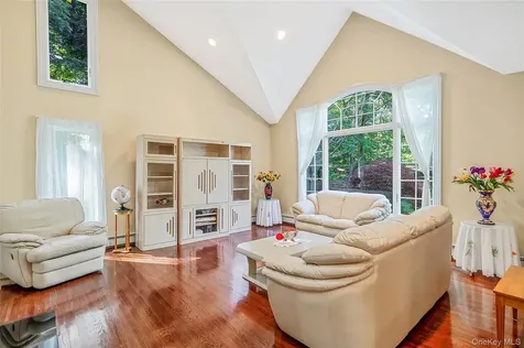 589 Landing Avenue Smithtown NY 11787