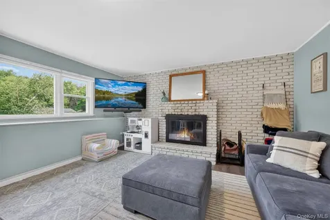 15 Round Tree Lane Montrose NY 10548