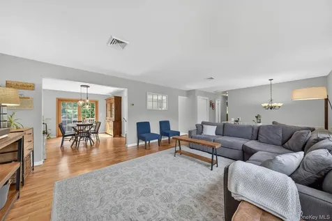 15 Round Tree Lane Montrose NY 10548