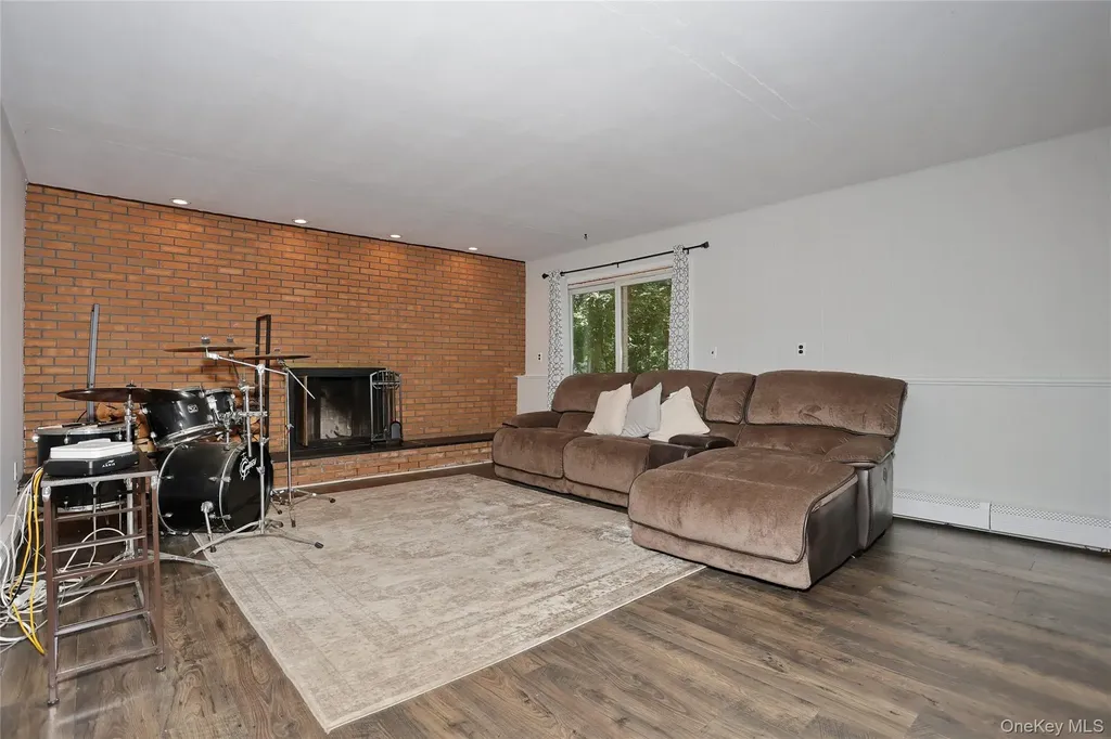 150 Schweizer Lane Bardonia NY 10954