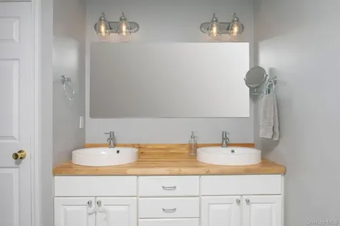 18 Barrett Place Beacon NY 12508