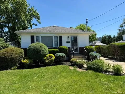 322 N Virginia Avenue Massapequa NY 11758