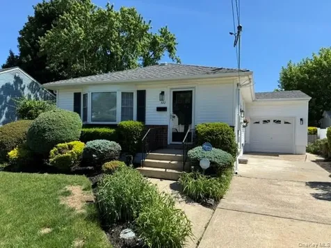 322 N Virginia Avenue Massapequa NY 11758