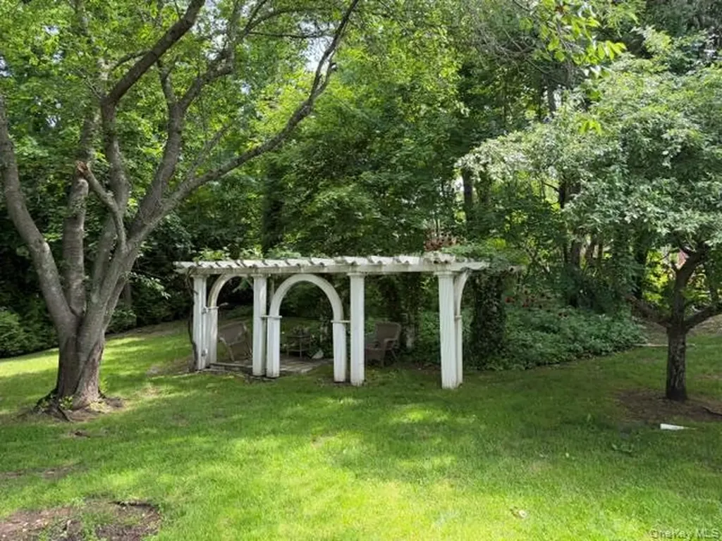 247 Barrett Road Lawrence NY 11559