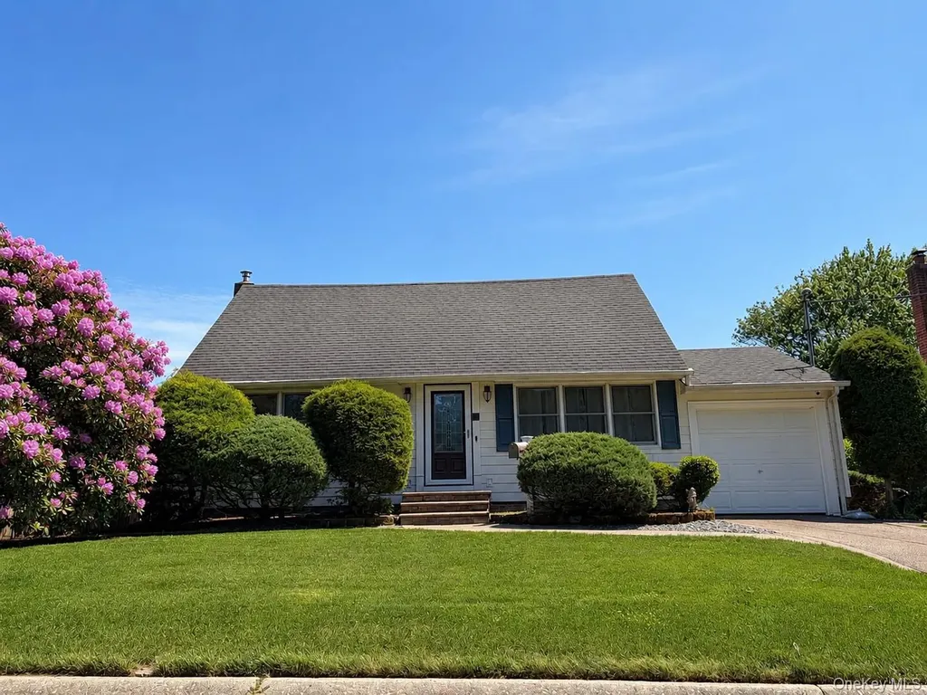 62 Pell Avenue North Babylon NY 11703