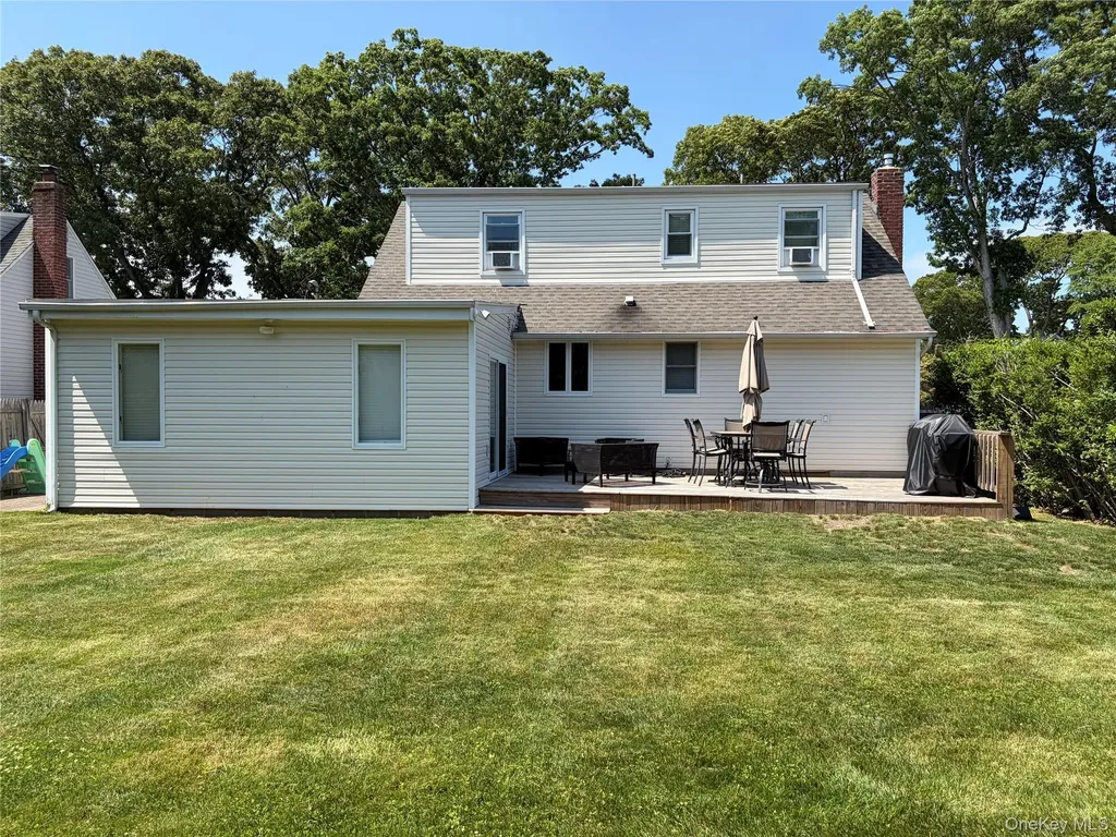 62 Pell Avenue North Babylon NY 11703