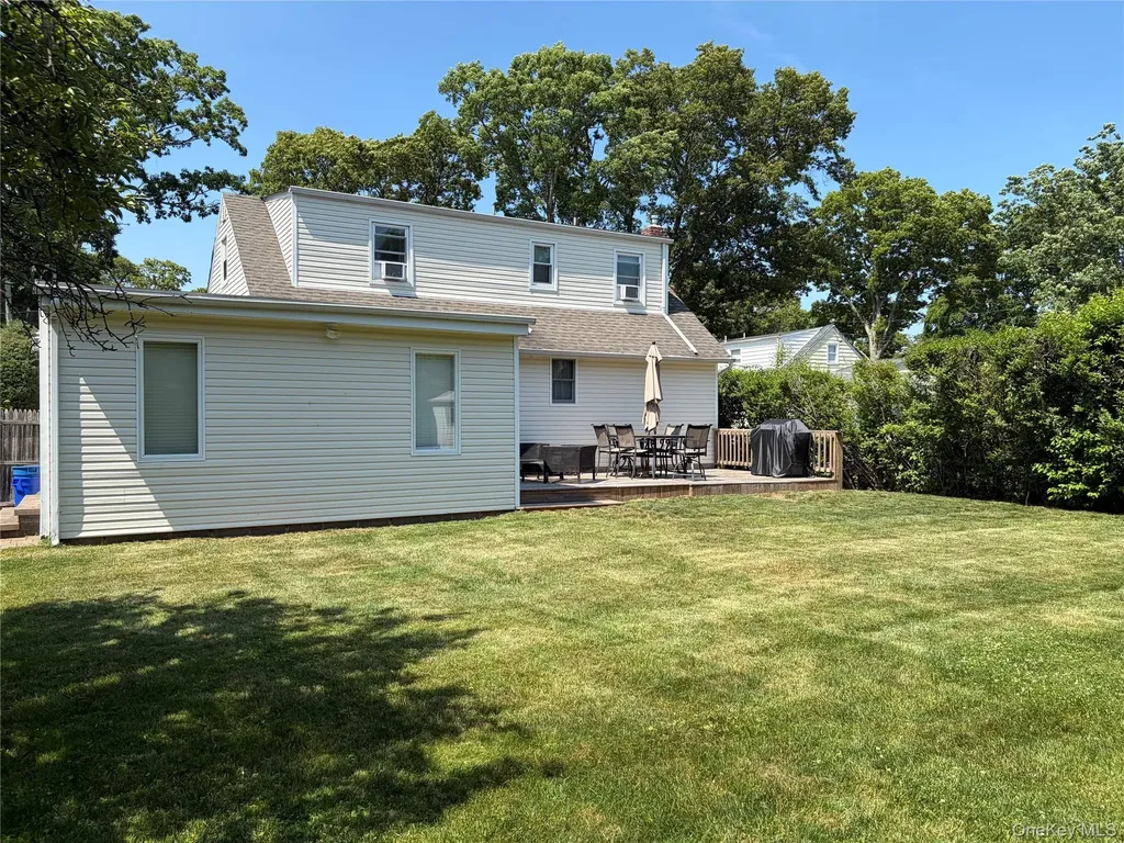 62 Pell Avenue North Babylon NY 11703