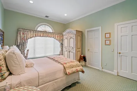 8 High Meadow Court Glen Head NY 11545