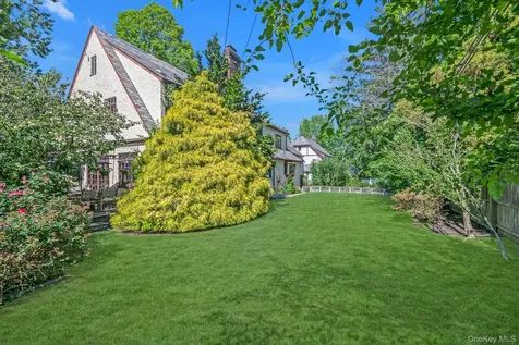 68 Beverly Road Great Neck NY 11021