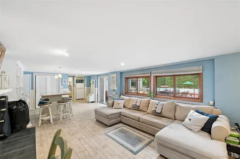 318 Lakeshore Boulevard Massapequa Park NY 11762