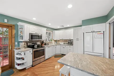 318 Lakeshore Boulevard Massapequa Park NY 11762