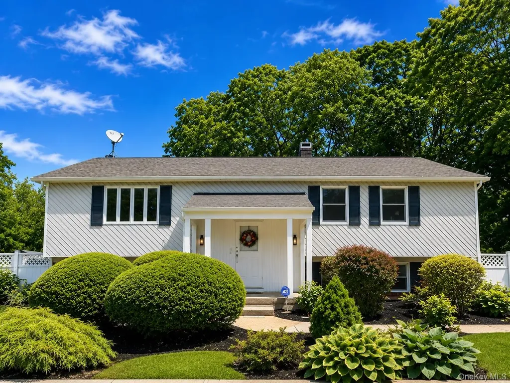 27 Wedgewood Drive Coram NY 11727