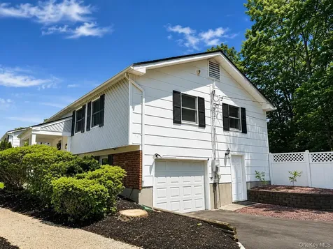 27 Wedgewood Drive Coram NY 11727