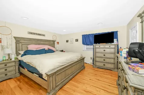 733 14th Street West Babylon NY 11704