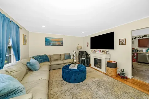 733 14th Street West Babylon NY 11704