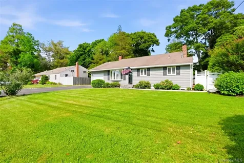 957 Gardiner Drive Bay Shore NY 11706