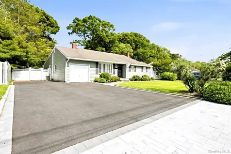 957 Gardiner Drive Bay Shore NY 11706