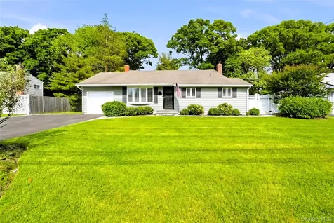 957 Gardiner Drive Bay Shore NY 11706