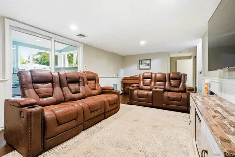 957 Gardiner Drive Bay Shore NY 11706