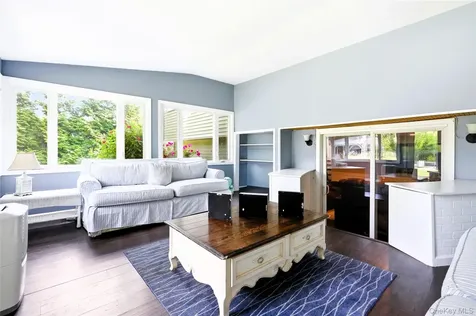 957 Gardiner Drive Bay Shore NY 11706