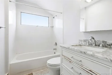 957 Gardiner Drive Bay Shore NY 11706