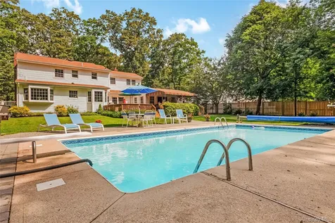 28 Cygnet Drive Smithtown NY 11787