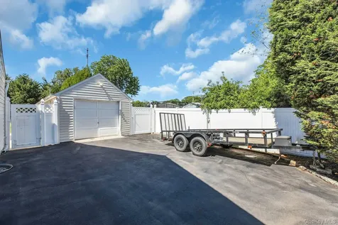 953 Karshick Street Bohemia NY 11716
