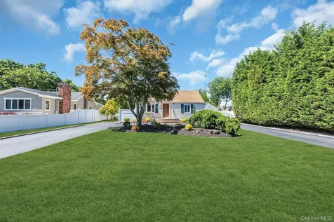 953 Karshick Street Bohemia NY 11716